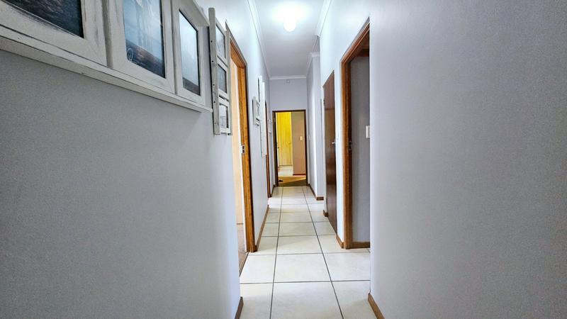 6 Bedroom Property for Sale in Fraaiuitsig Western Cape